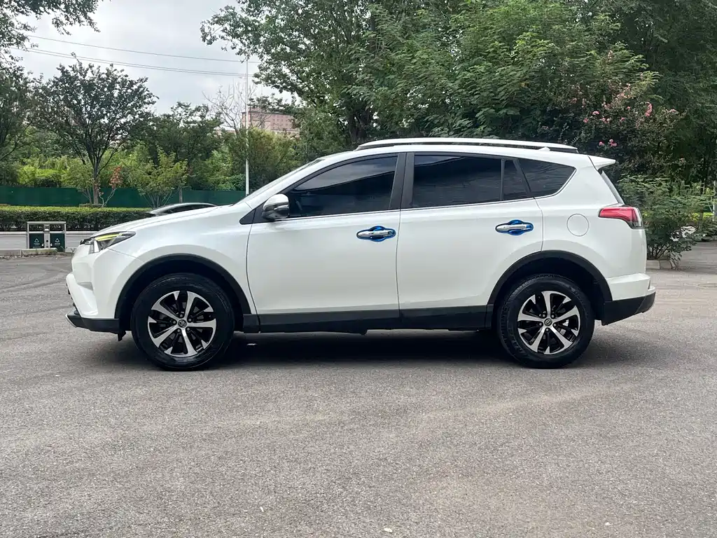 Toyota RAV4 — миниатюра 3
