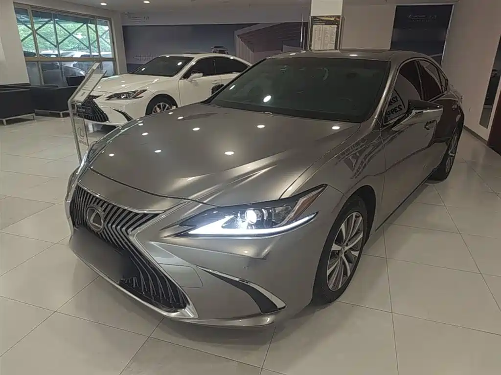Lexus ES 2021