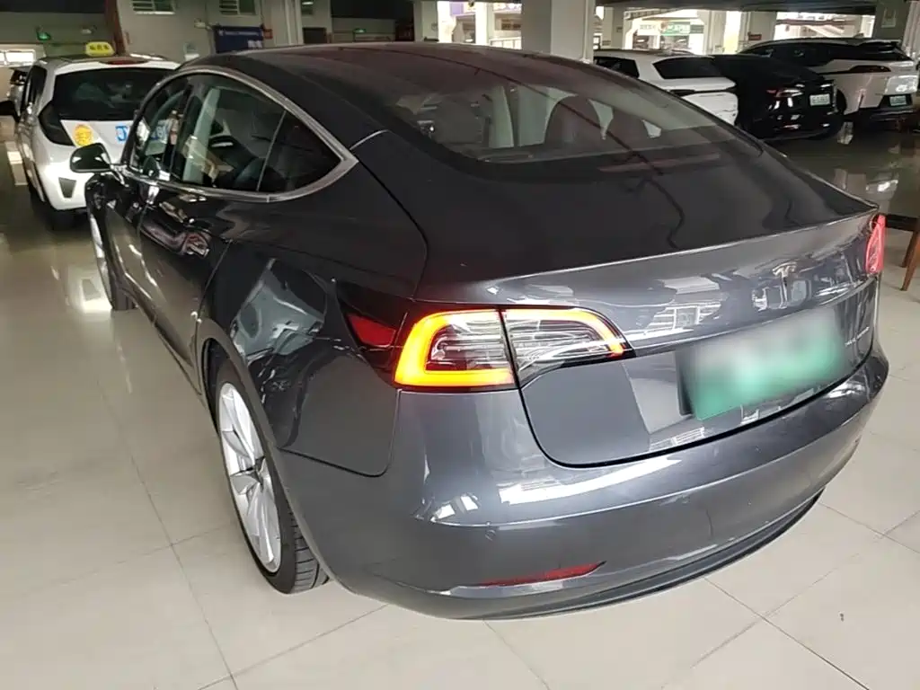 Tesla Model 3 — миниатюра 5