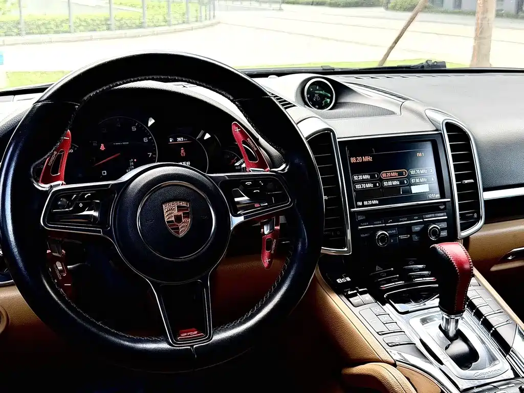 Porsche Cayenne — миниатюра 7