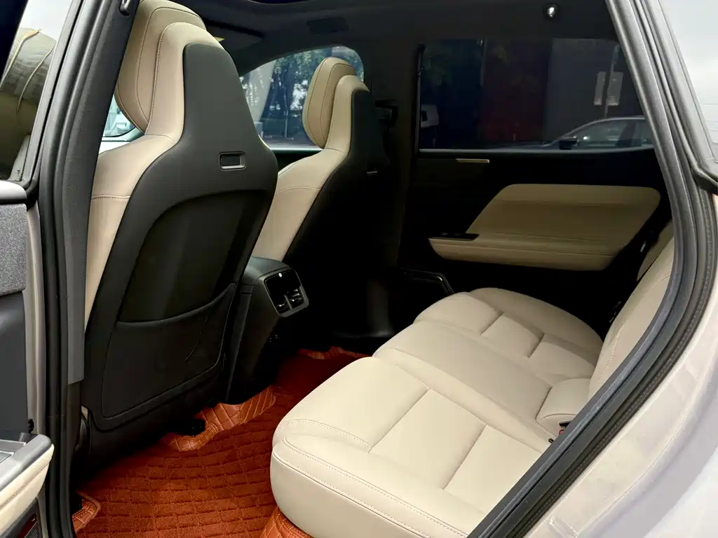 Volvo XC70 PHEV — миниатюра 10