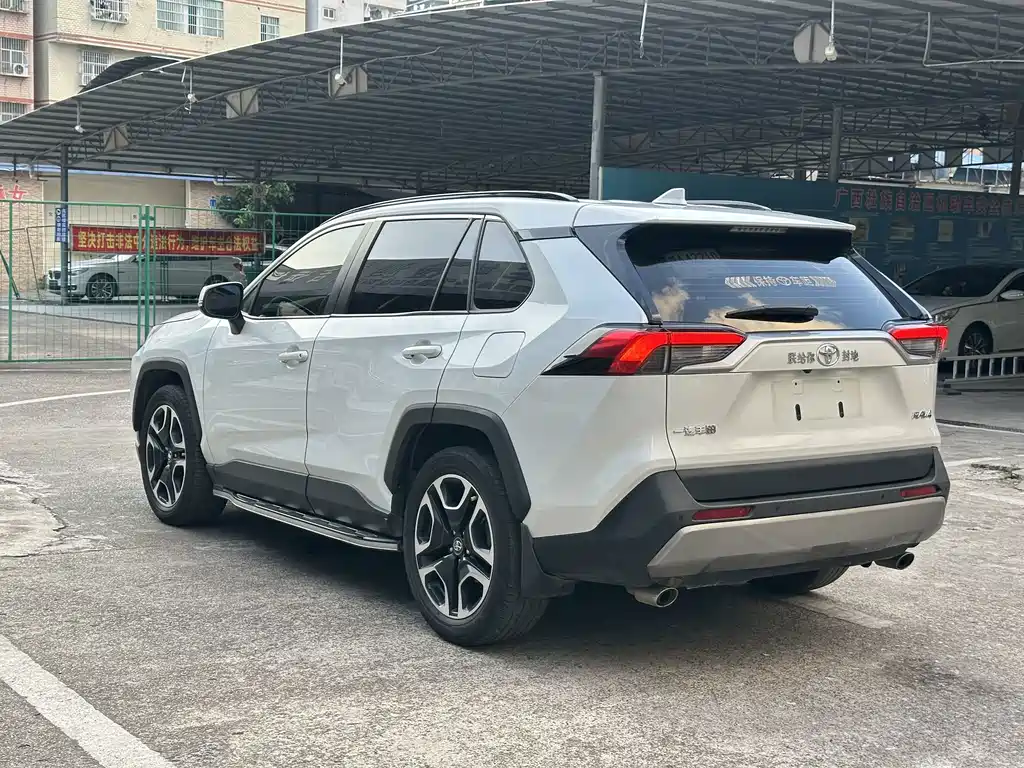 Toyota RAV4 — миниатюра 5