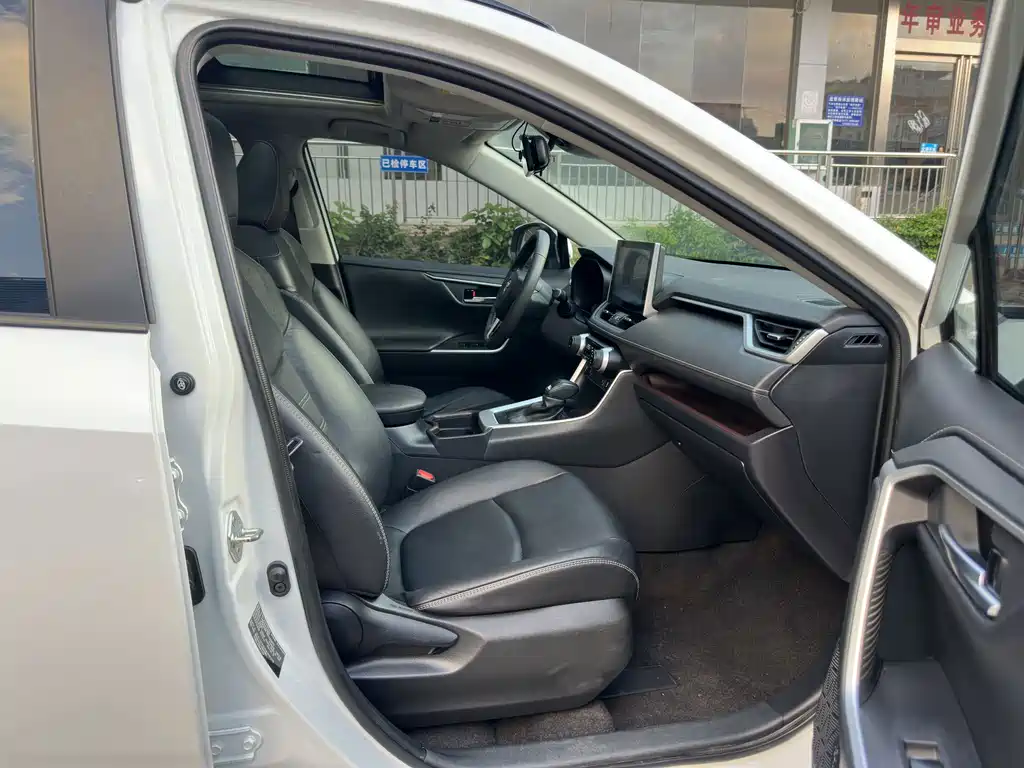 Toyota RAV4 — миниатюра 11