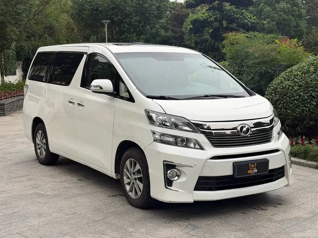 Toyota Alphard — миниатюра 3