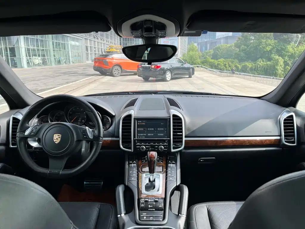 Porsche Cayenne — миниатюра 15