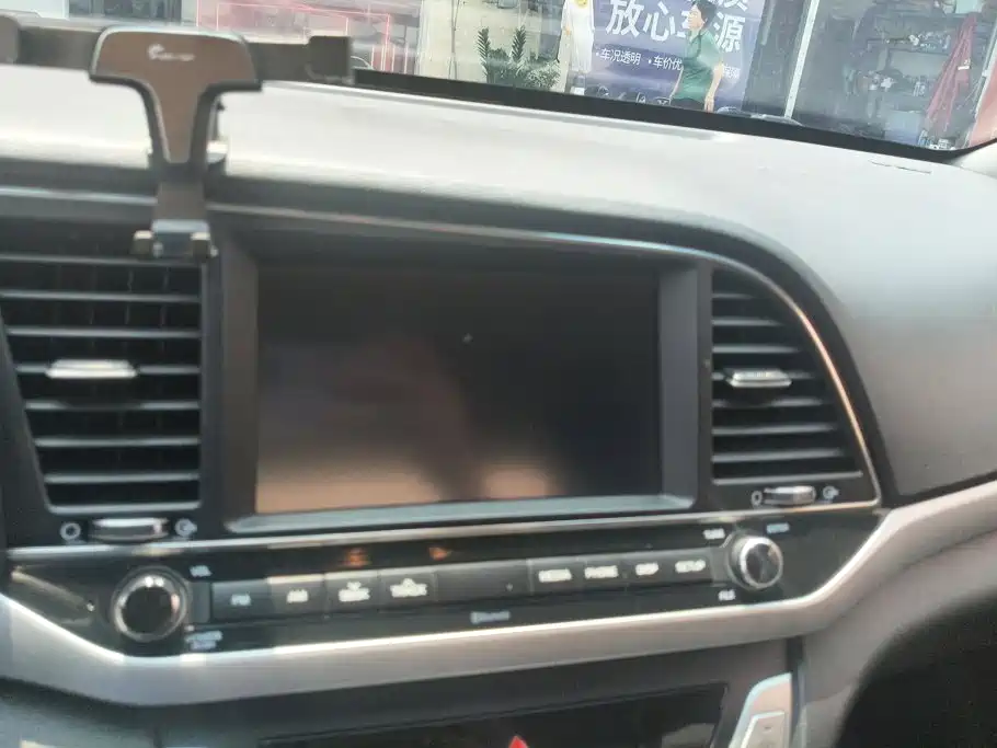 Hyundai Elantra — миниатюра 13