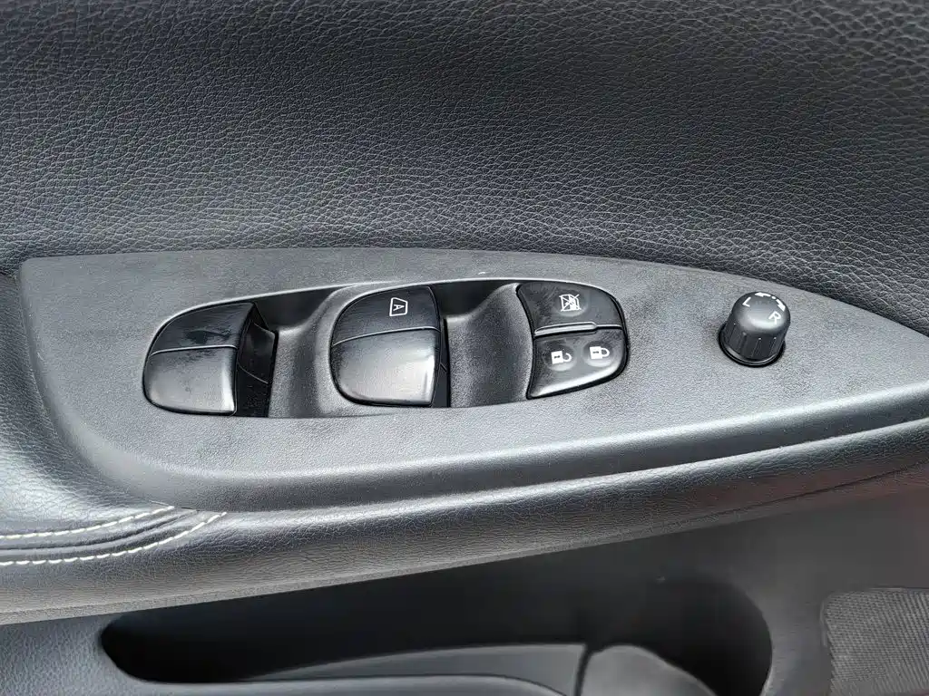 Nissan Tiida — миниатюра 9