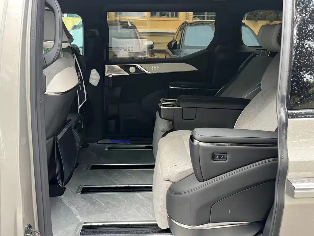 Volvo EM90 — миниатюра 9