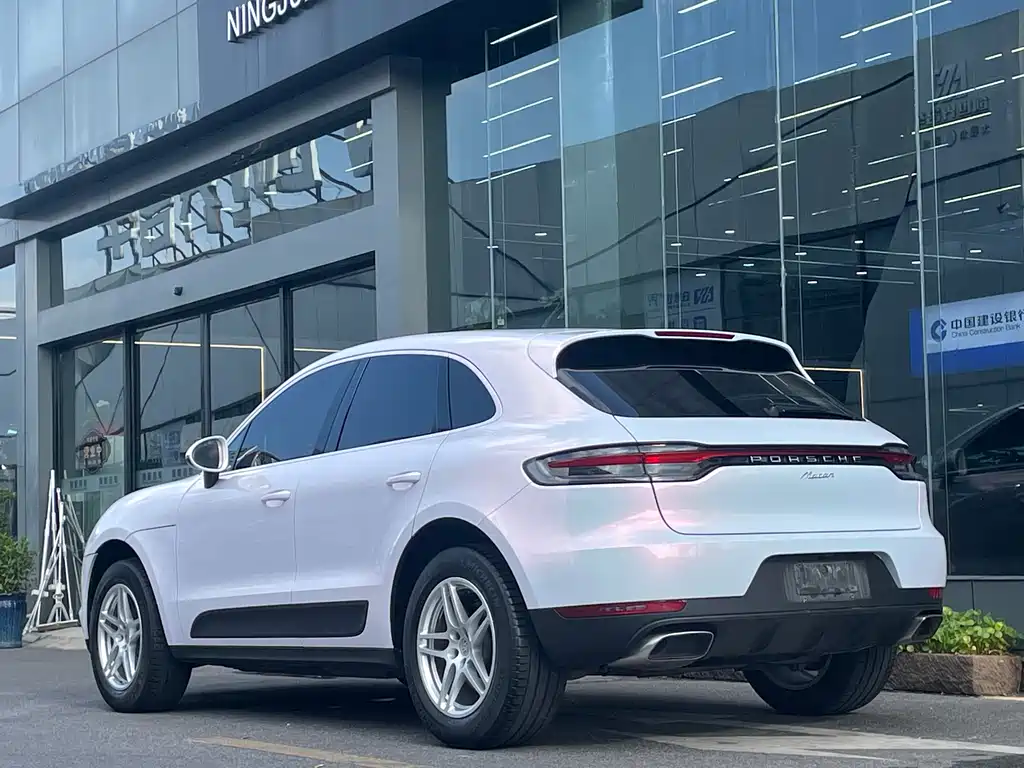 PORSCHE MACAN