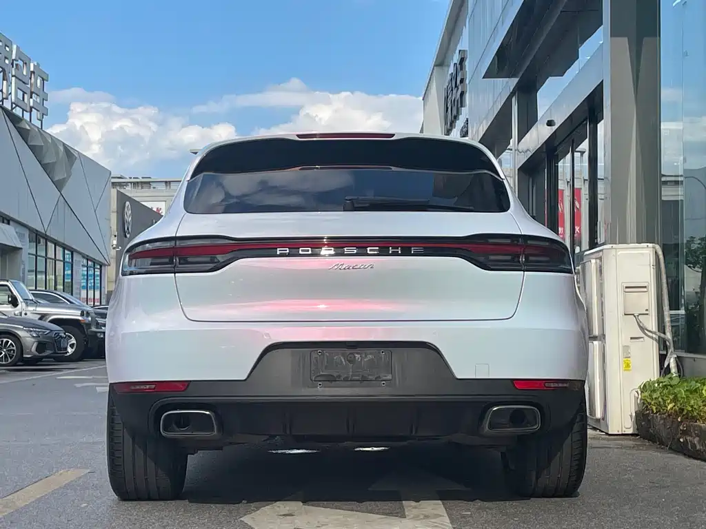 PORSCHE MACAN
