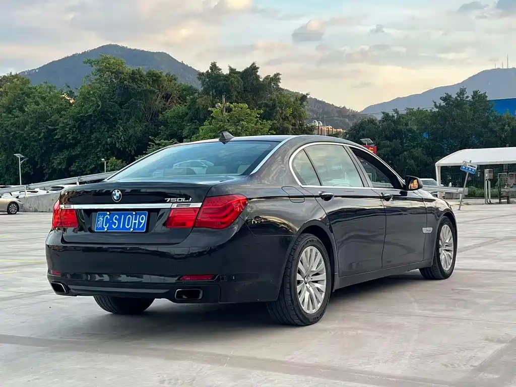 BMW 7 Series — миниатюра 8