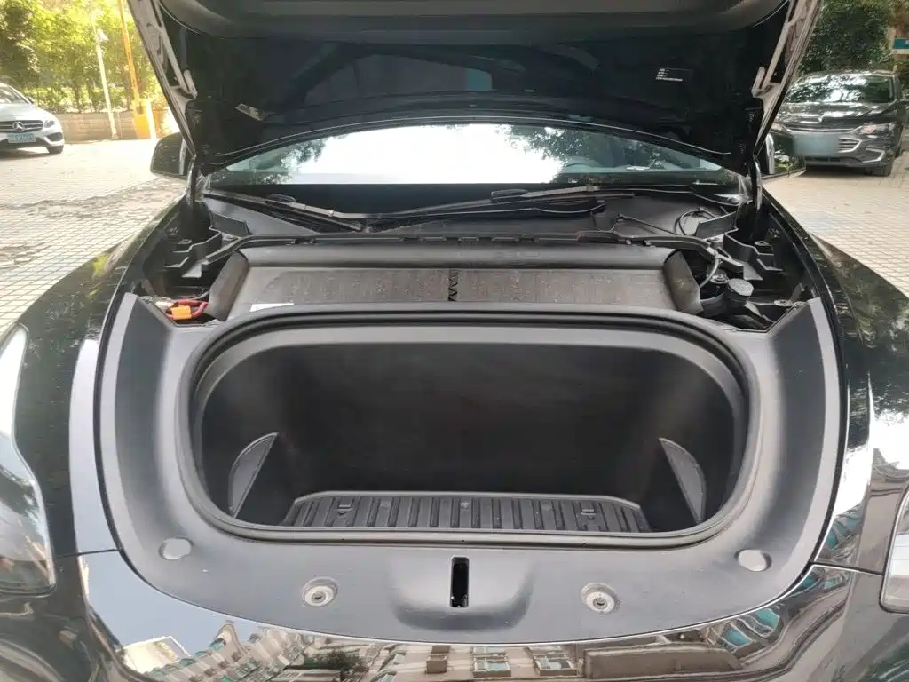 Tesla Model Y — миниатюра 21