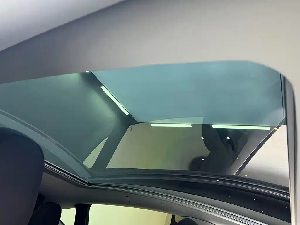 Tesla Model Y — миниатюра 12