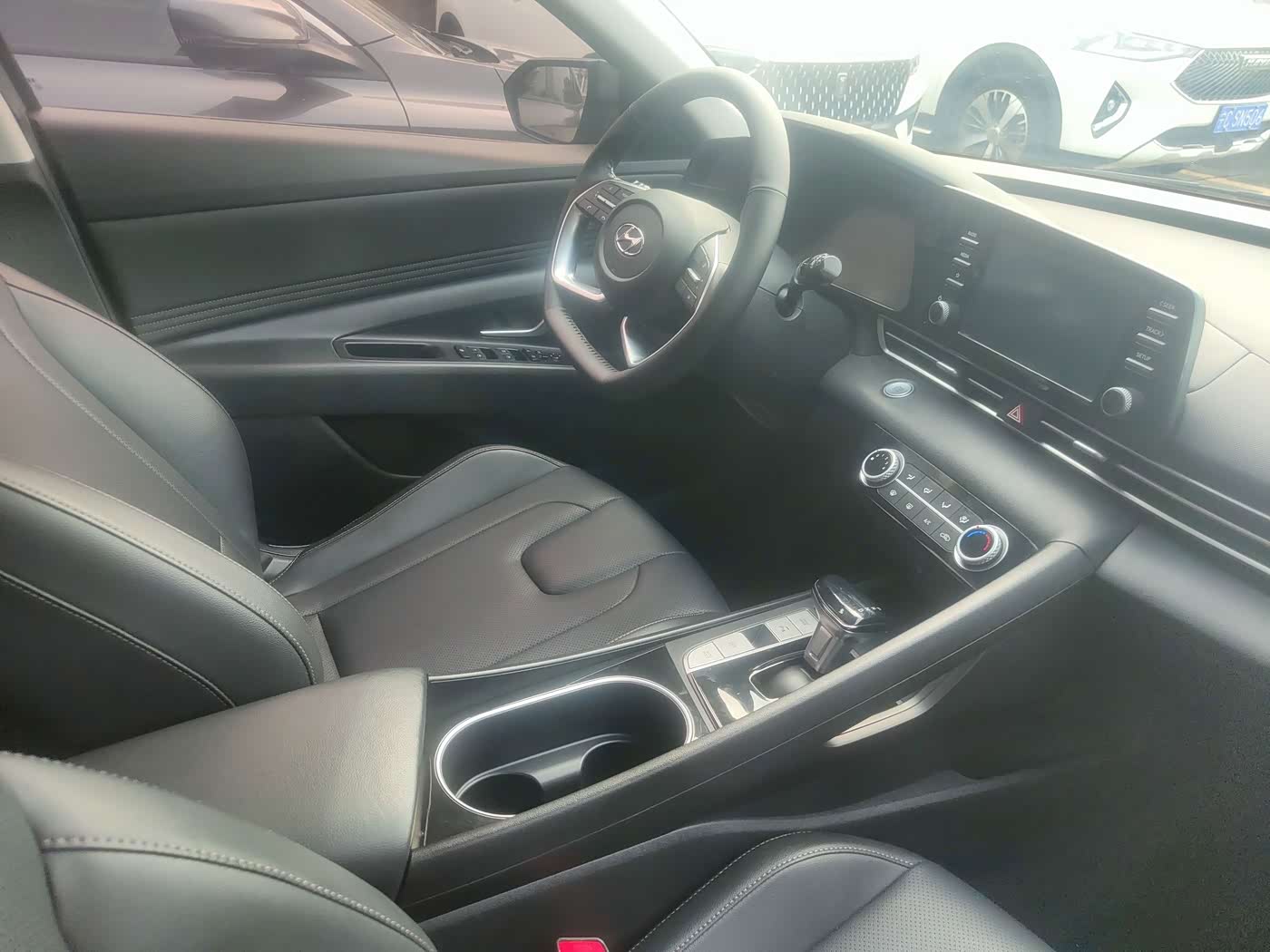 Hyundai Elantra 1.5 л 2022 г. Серебристо-серый, пробег 43000 км