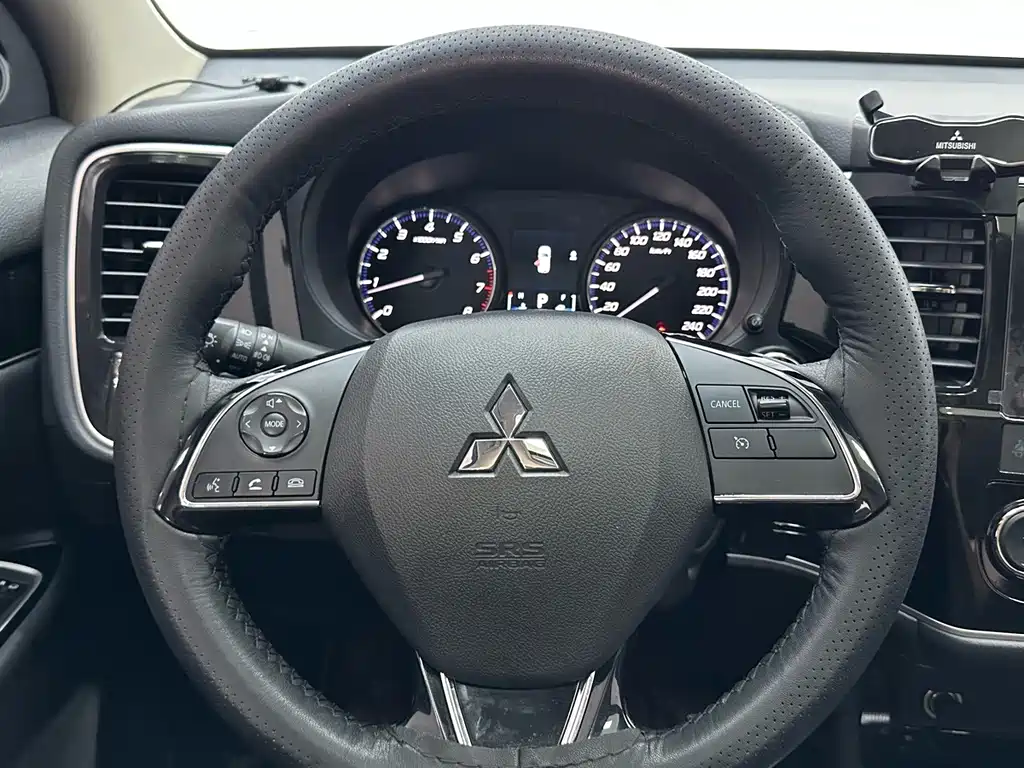 Mitsubishi Outlander — миниатюра 11