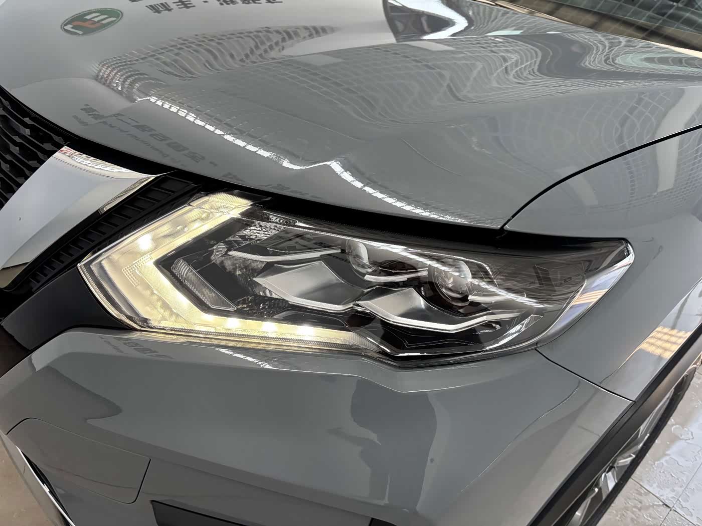 Nissan X-Trail 2.0 л 2025 г. Серебристо-серый, пробег 9900 км