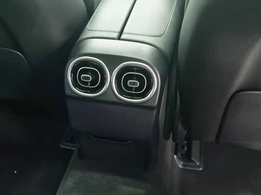 Mercedes-Benz C-Class — миниатюра 7