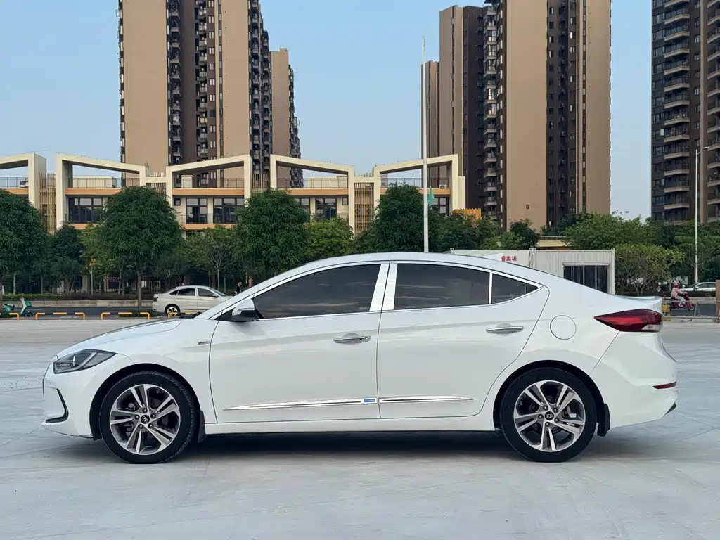Hyundai Elantra — миниатюра 8