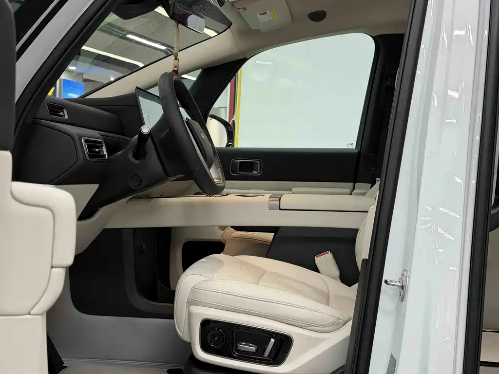 Li Auto MEGA 2025 Home