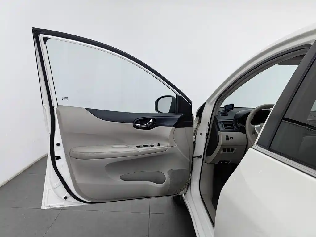 Nissan Tiida — миниатюра 8