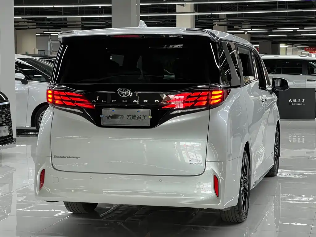 Toyota Alphard — миниатюра 4