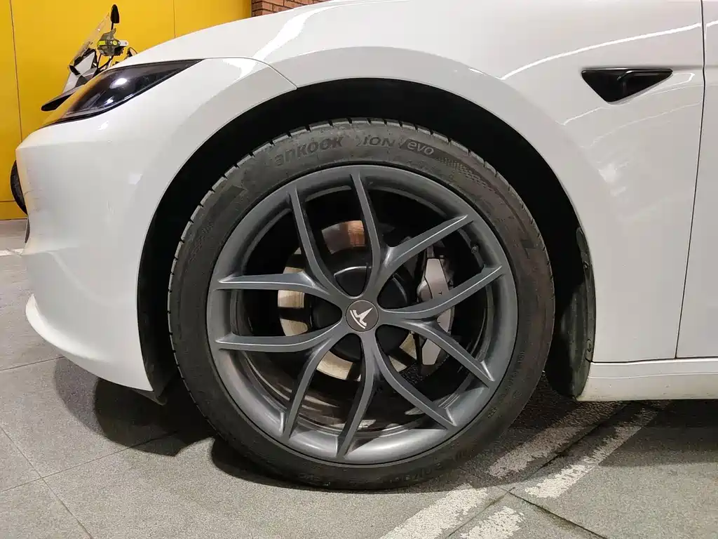 Tesla Model 3 — миниатюра 15