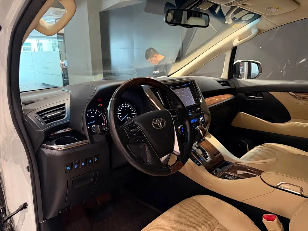 Toyota Alphard — миниатюра 7