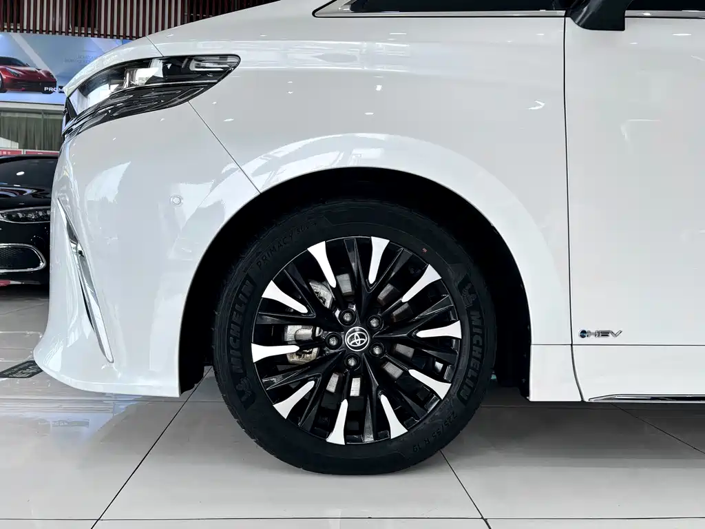 Toyota Alphard — миниатюра 29