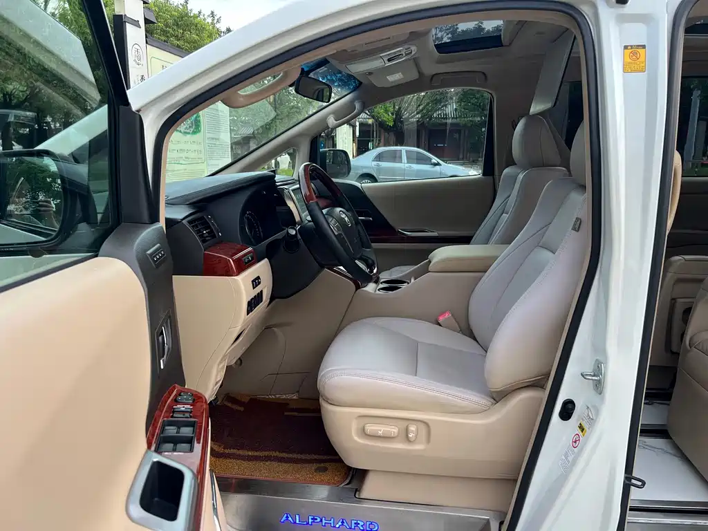 Toyota Alphard — миниатюра 8