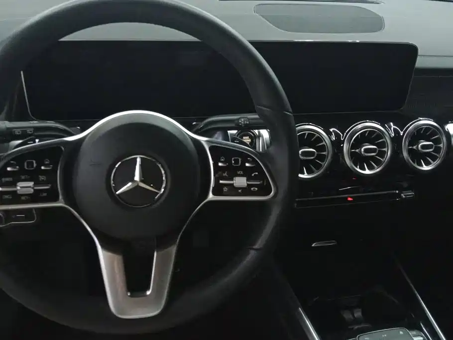 Mercedes-Benz GLB — миниатюра 12