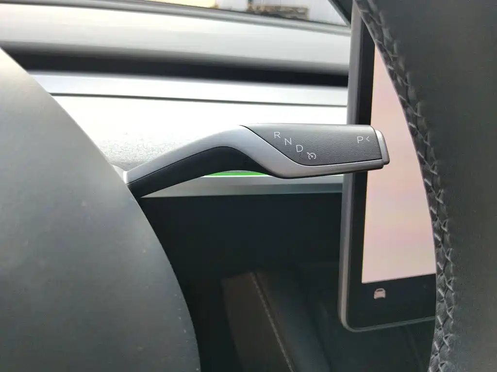 Tesla Model Y — миниатюра 10