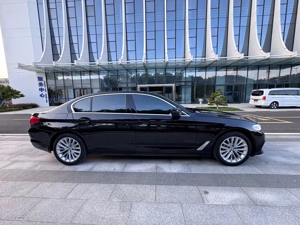 BMW 5 Series — миниатюра 4