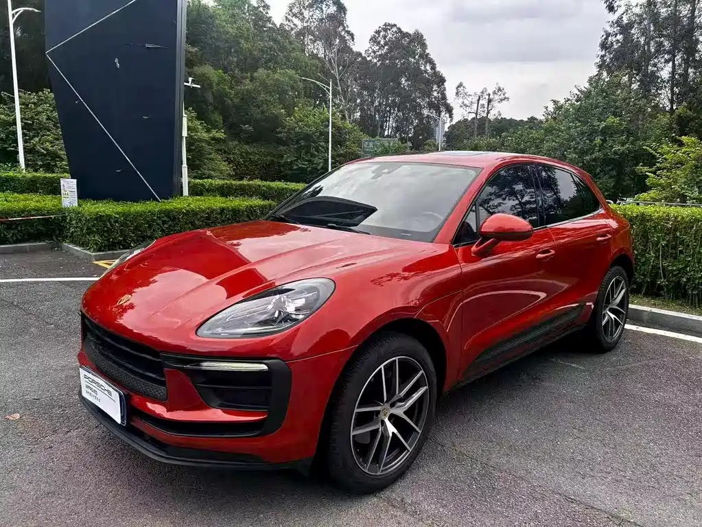 PORSCHE MACAN