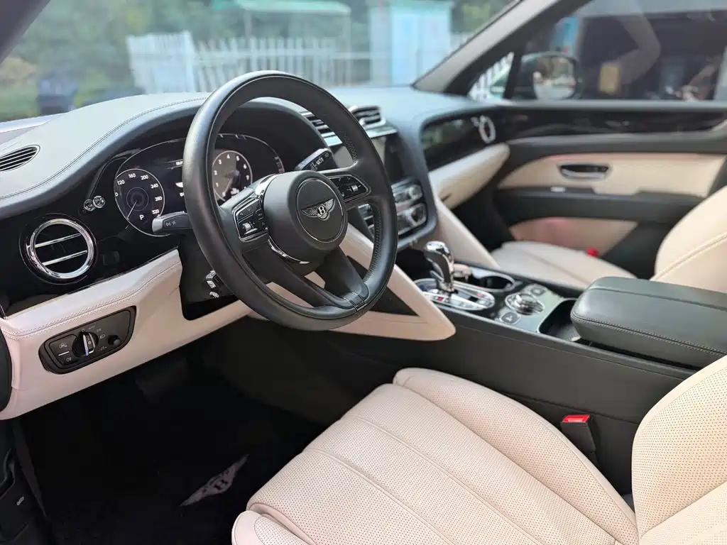 Bentley Bentayga — миниатюра 18