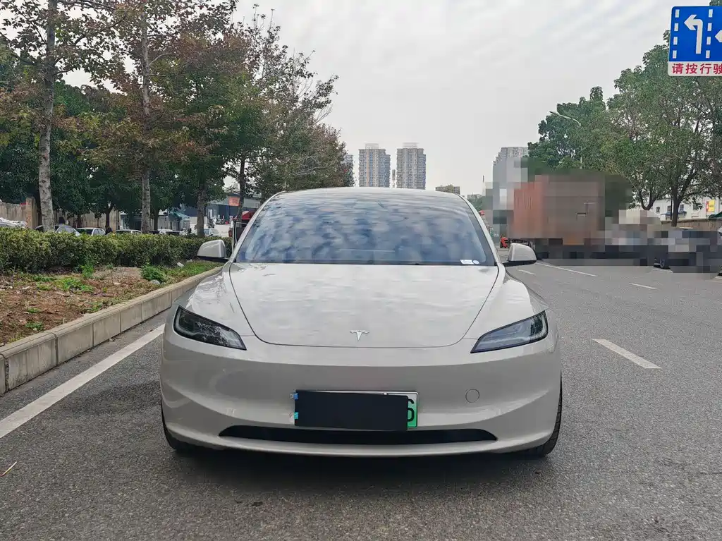 TESLA MODEL 3