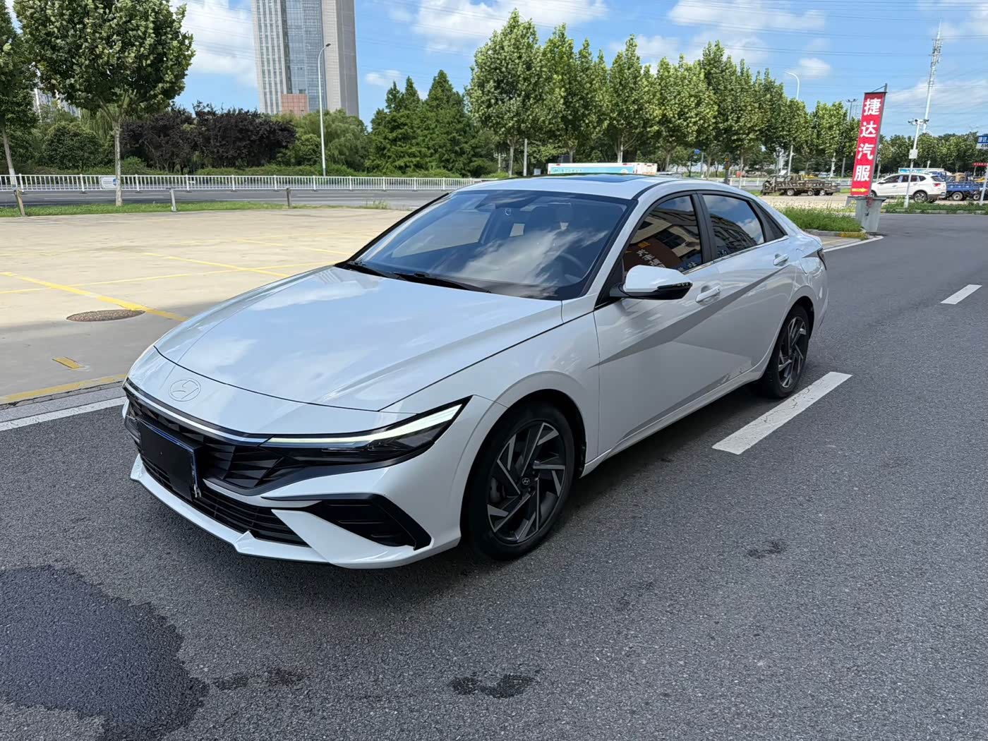 Hyundai Elantra 1.5 л 2023 г. Белый, пробег 35000 км
