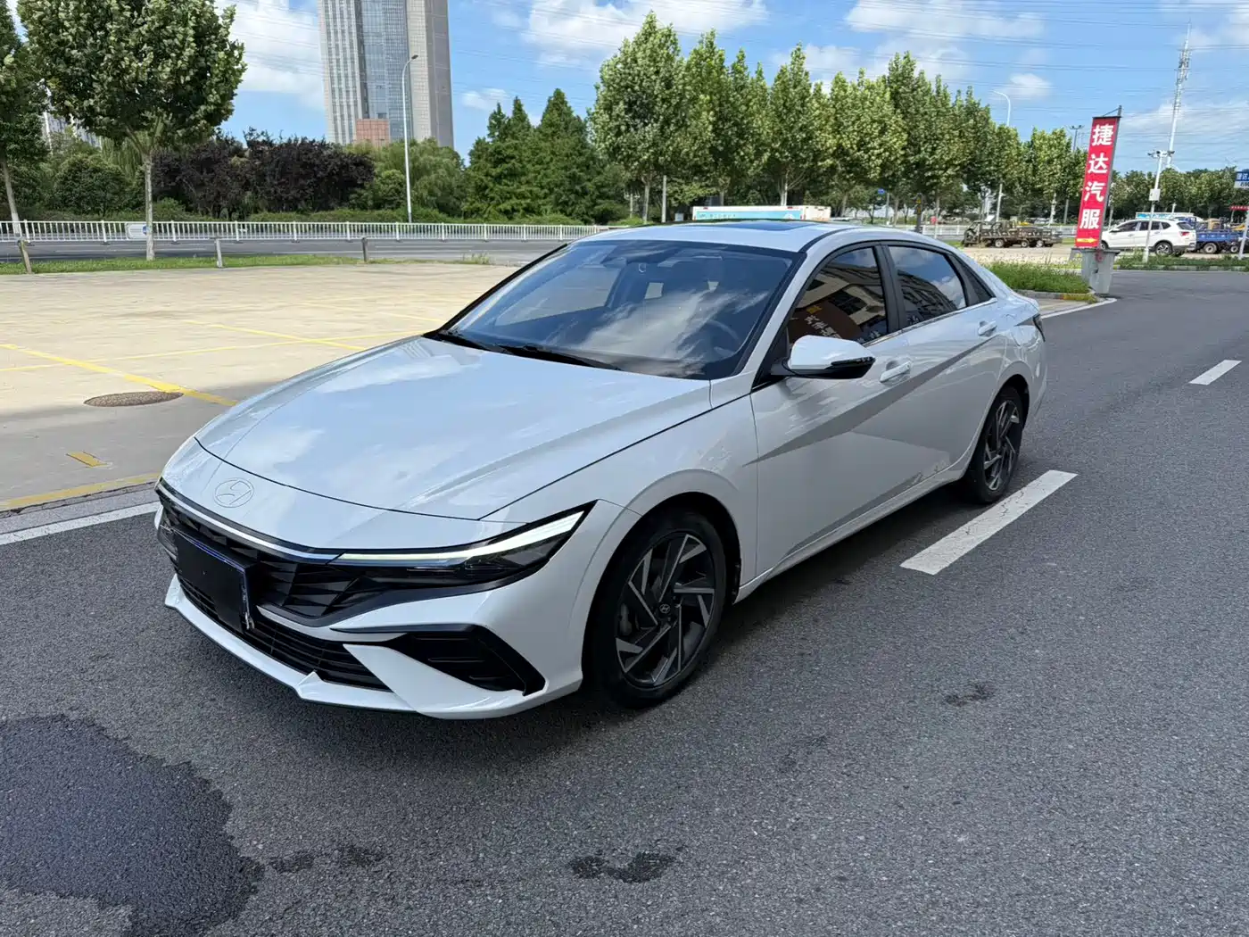 伊兰特 2023款 1.5L CVT LUX尊贵版 2023