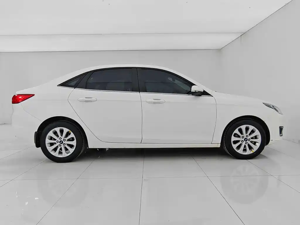 Ford Escort 2015 1.5L AT Fashion