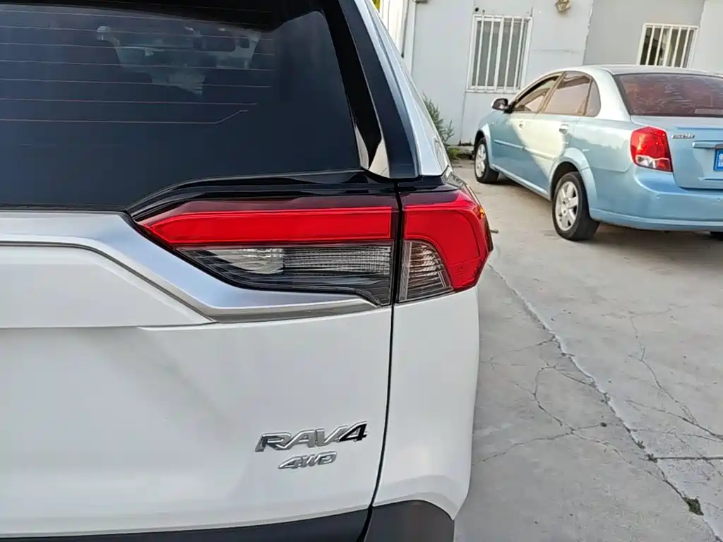 Toyota RAV4 — миниатюра 24