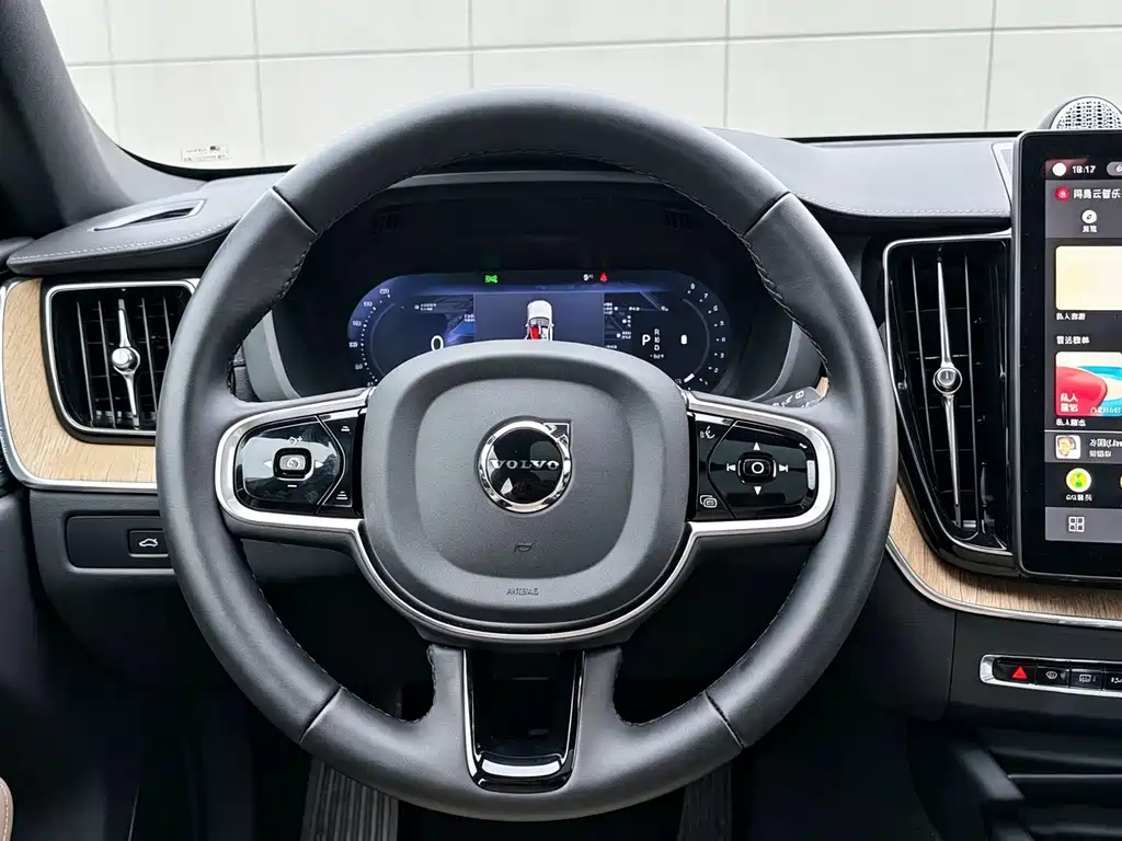 Volvo XC60 - фото 5