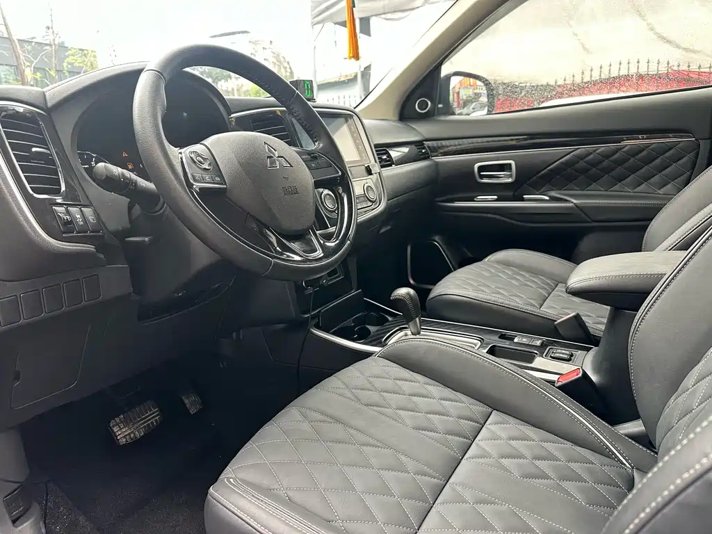 MITSUBISHI OUTLANDER