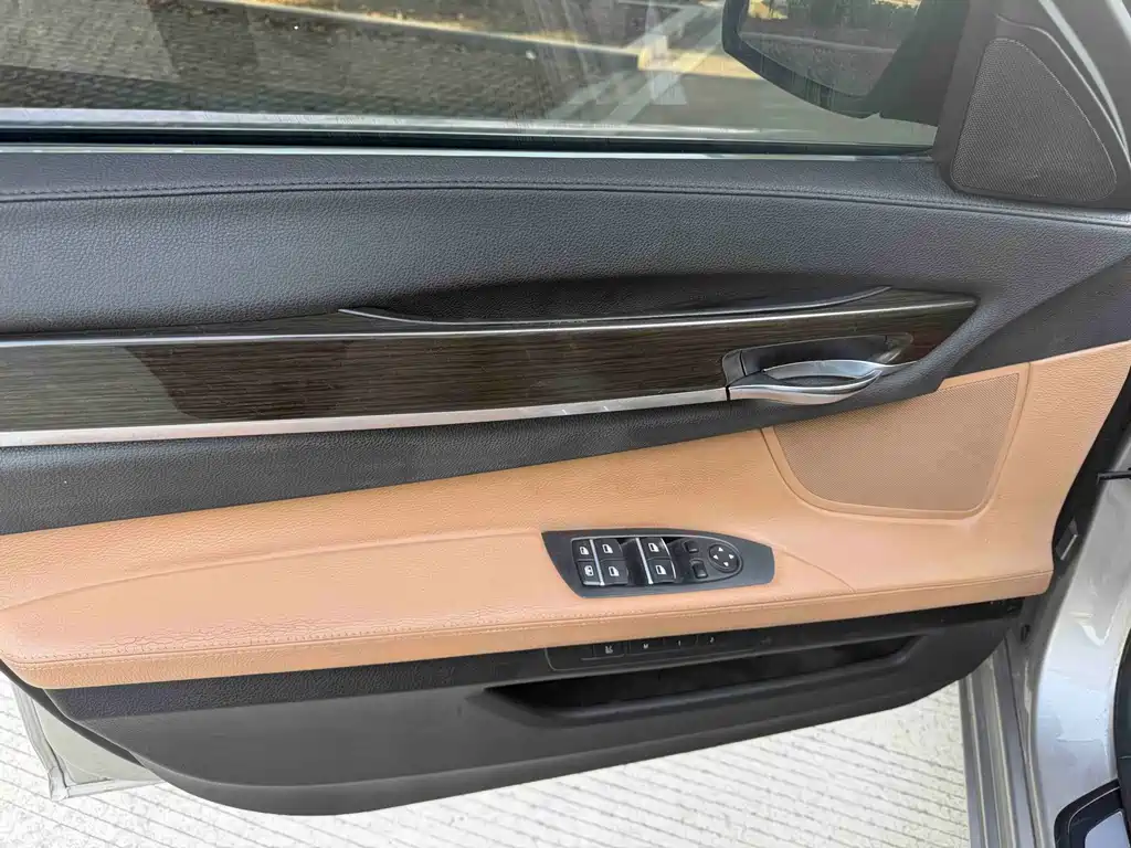BMW 7 Series — миниатюра 4