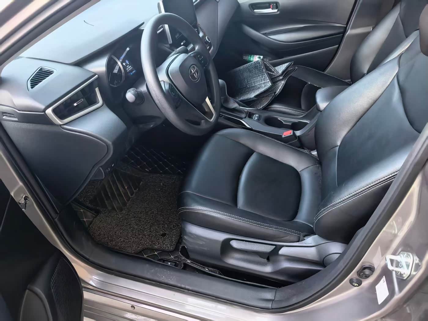 Toyota Corolla 1.2 л 2023 г. Серебристо-серый, пробег 20000 км