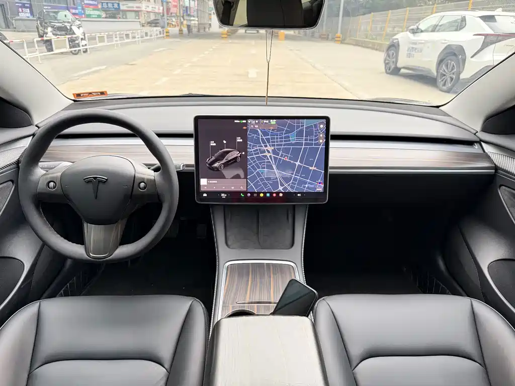 Tesla Model 3 — миниатюра 8