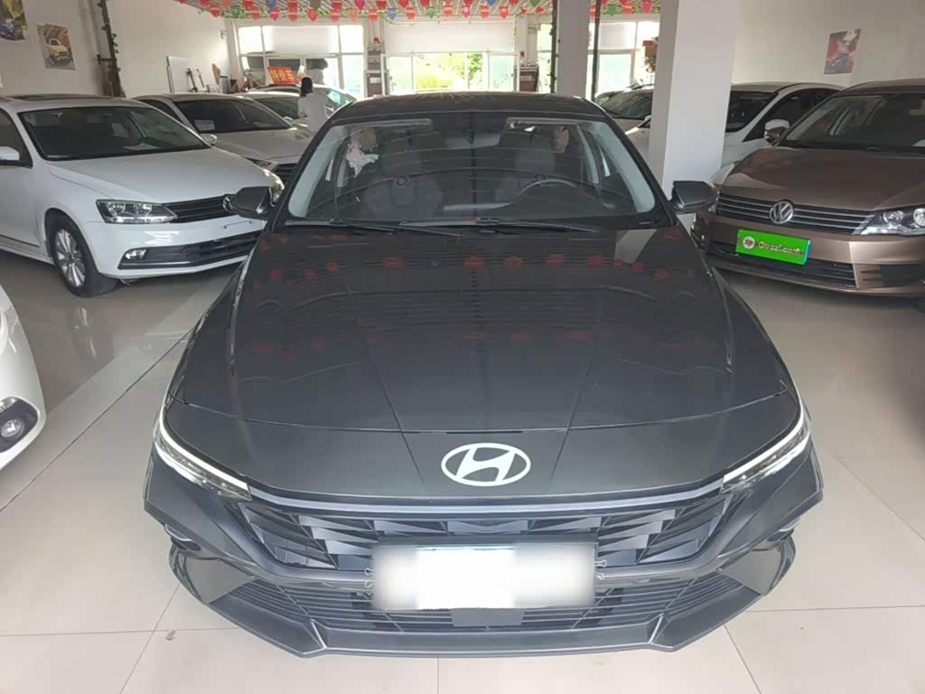 Hyundai Elantra 1.5 л 2024 г. Серебристо-серый, пробег 8100 км