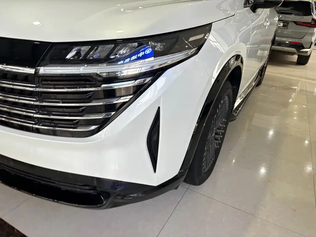 NISSAN EXPLORING THE LAND