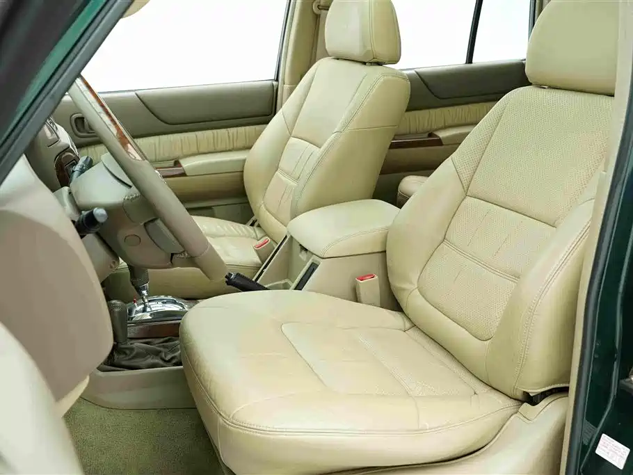 Nissan Patrol — миниатюра 10