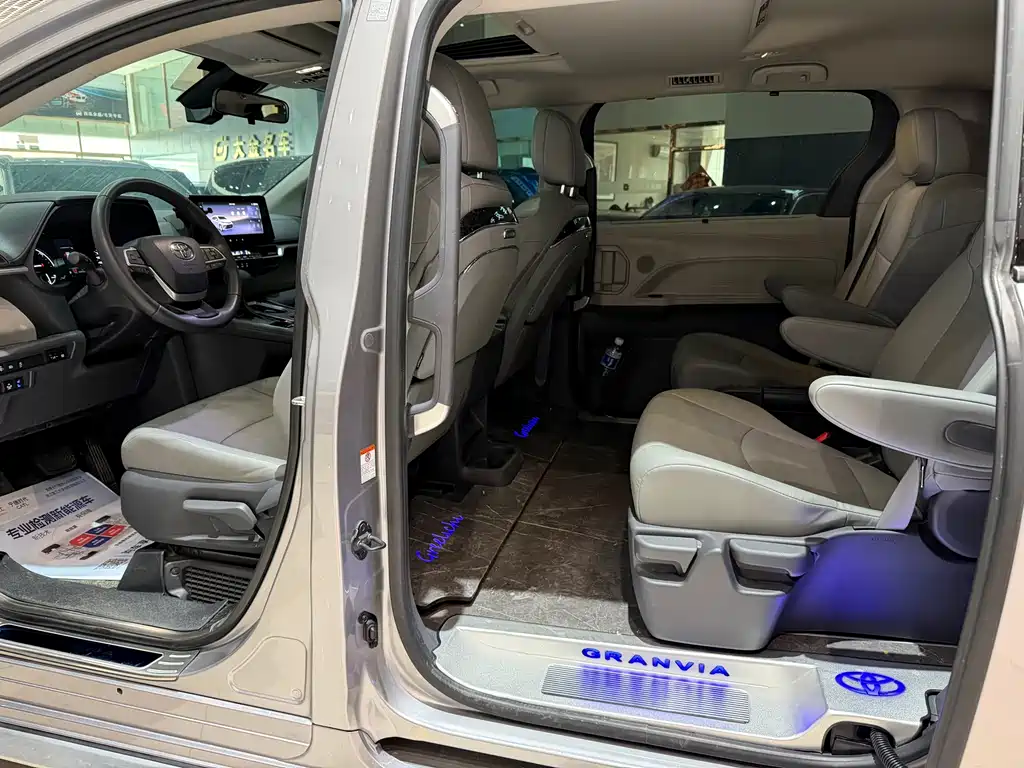 Toyota Granvia 2024 2.5L Comfort