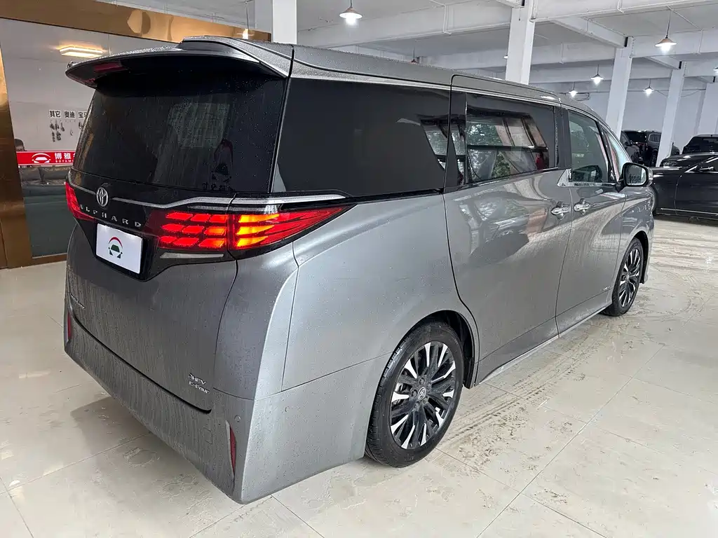 Toyota Alphard 2024 2.5L Luxury