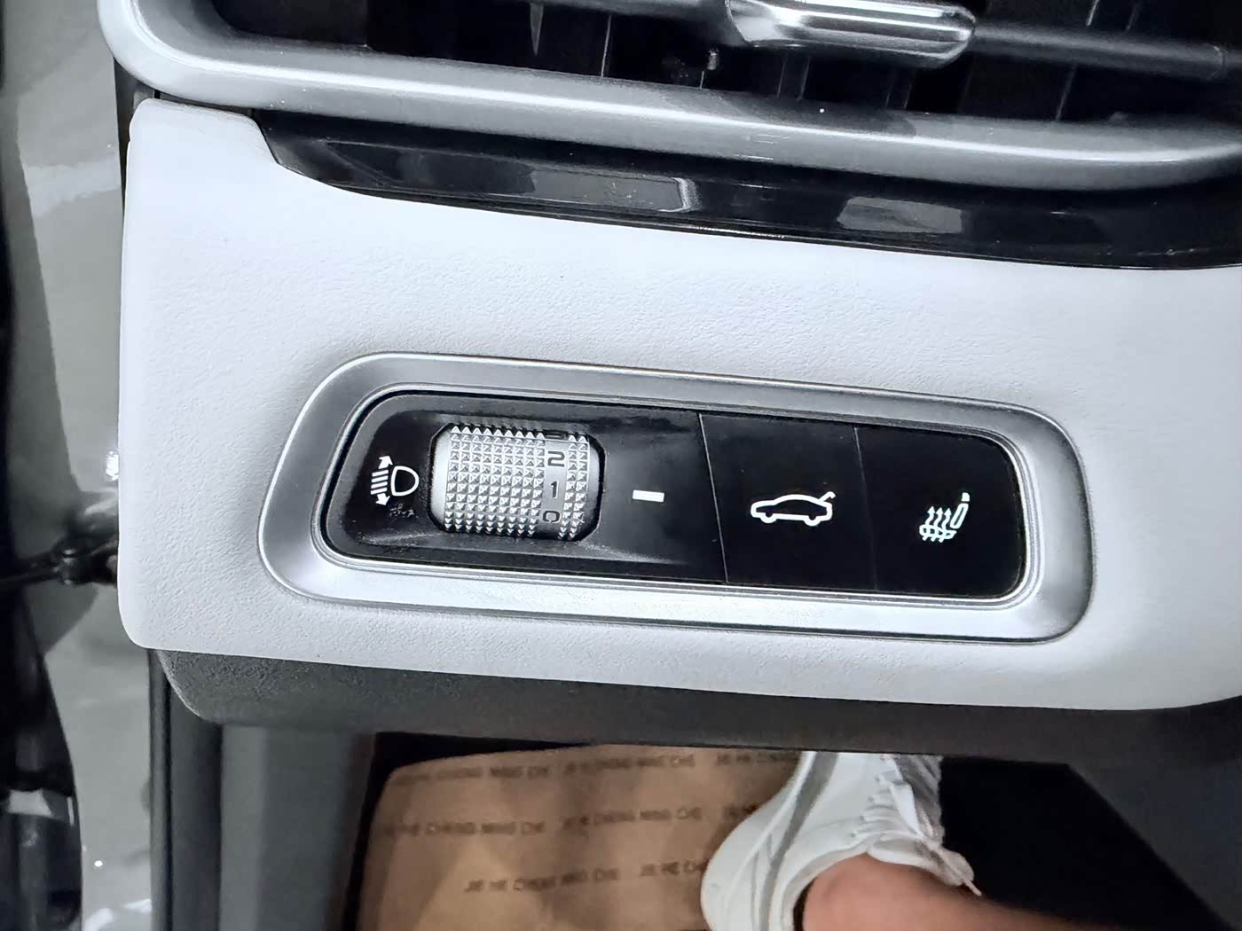 Geely Emgrand 1.5 л 2022 г. Серебристо-серый, пробег 23000 км